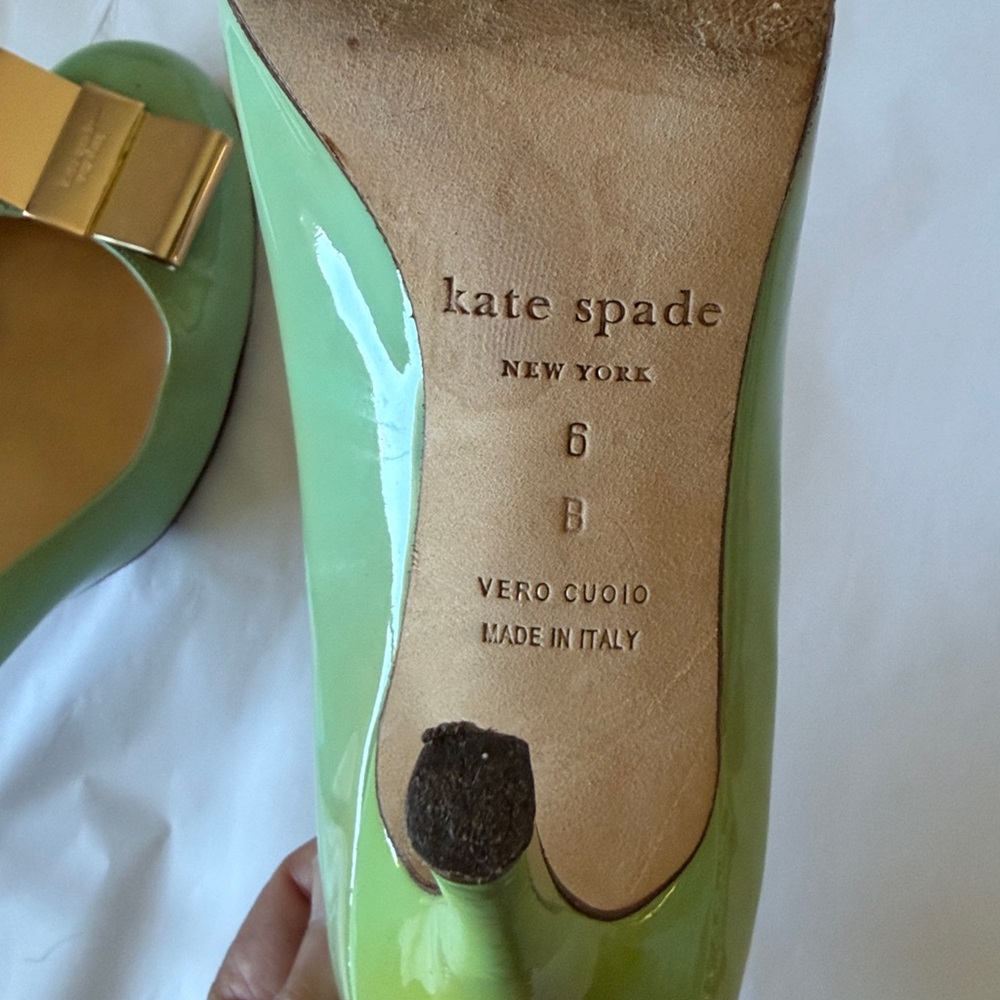 Kate Spade ‘Karolina’ pumps in seafoam with gold bow Size 6 Made in Italy - Picture 7 of 8